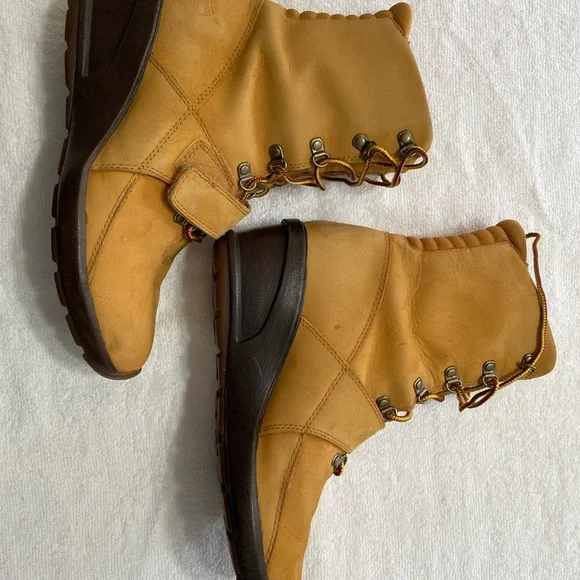 Timberland Tan Lace Up Boots with Rugged Design - Picture 6 of 8